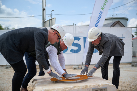 Namestitev obeležja na temeljni kamen novega upravno-izobraževalnega središča ZARTA